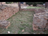 02211 ostia - regio ii - regio ii - insula viii - caseggiato (ii,viii,9) - 2. raum von sueden - bli ri osten - 09-2022.jpg